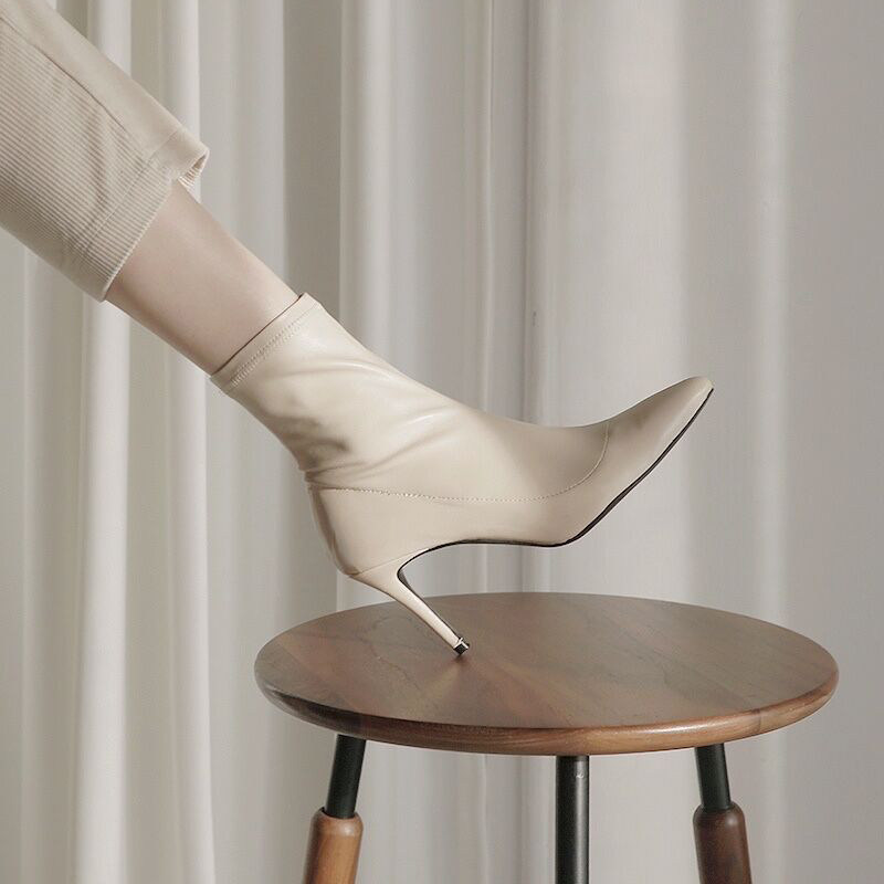 白色高跟短靴女2021年冬季新款韩版网红瘦瘦靴加绒细跟尖头高跟鞋