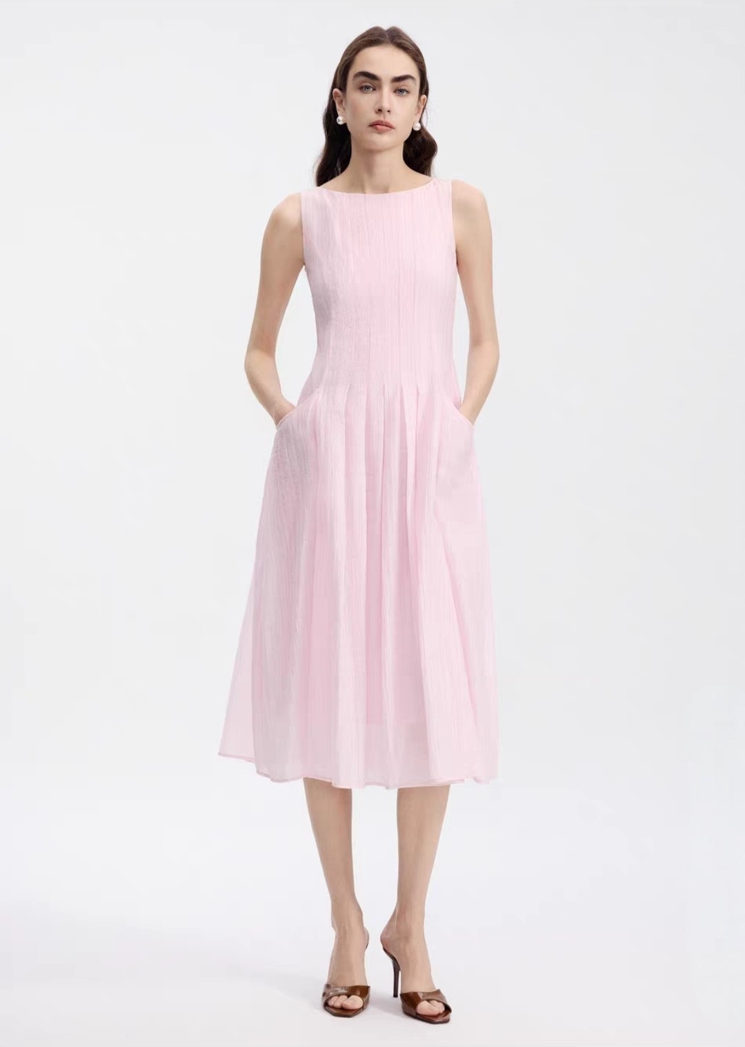 朗家莱赛尔收褶伞摆a字收腰气质通勤无袖连衣裙女2026年夏季新款