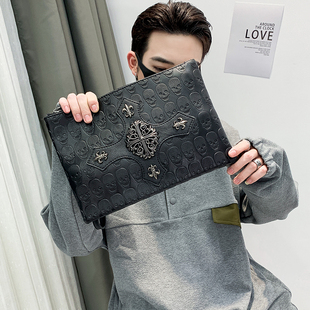 男包新款青年手包时尚男手腕包鬼头皮质潮男手拿包个性铆钉单肩包