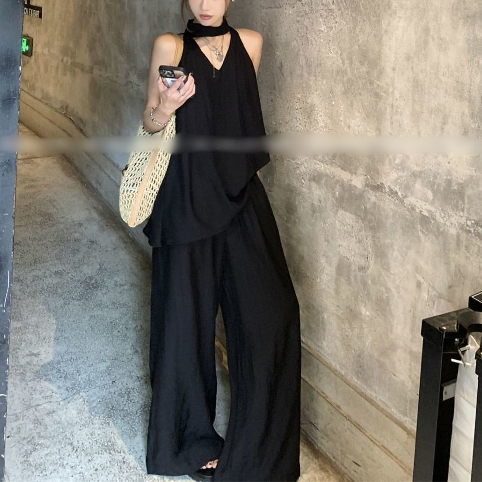 2026年高级松弛感穿搭套装女夏气质挂脖无袖上衣休闲阔腿裤两件套