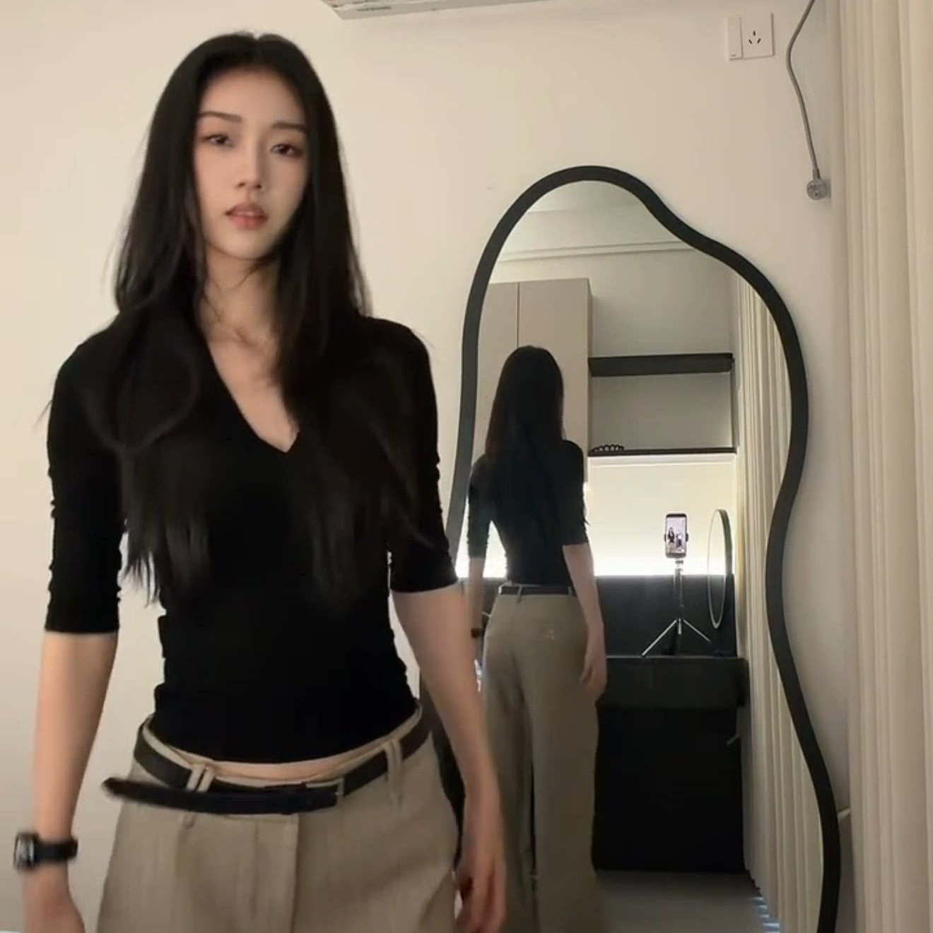 高级感黑色V领中袖t恤女春季内搭打底衫巨好看修身收腰七分袖上衣