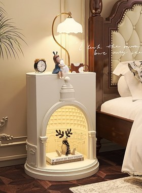 艺术城堡床头柜高级感卧室落地摆件床边储物柜带灯一体家居装饰品