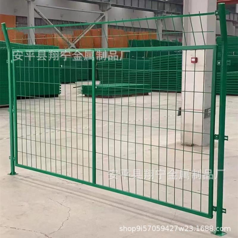 高速公路护栏网铁路防护网工厂鱼塘养殖栏杆桥梁铁网栅栏光伏围栏