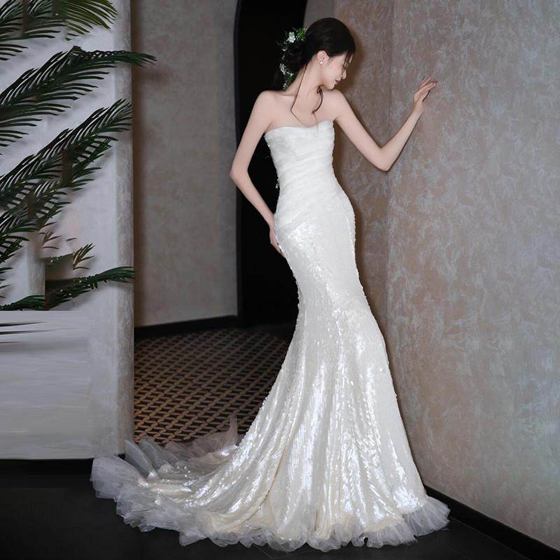 鱼尾抹胸轻婚纱2025新款气质轻奢小众亮片订婚宴会高级感出门纱女