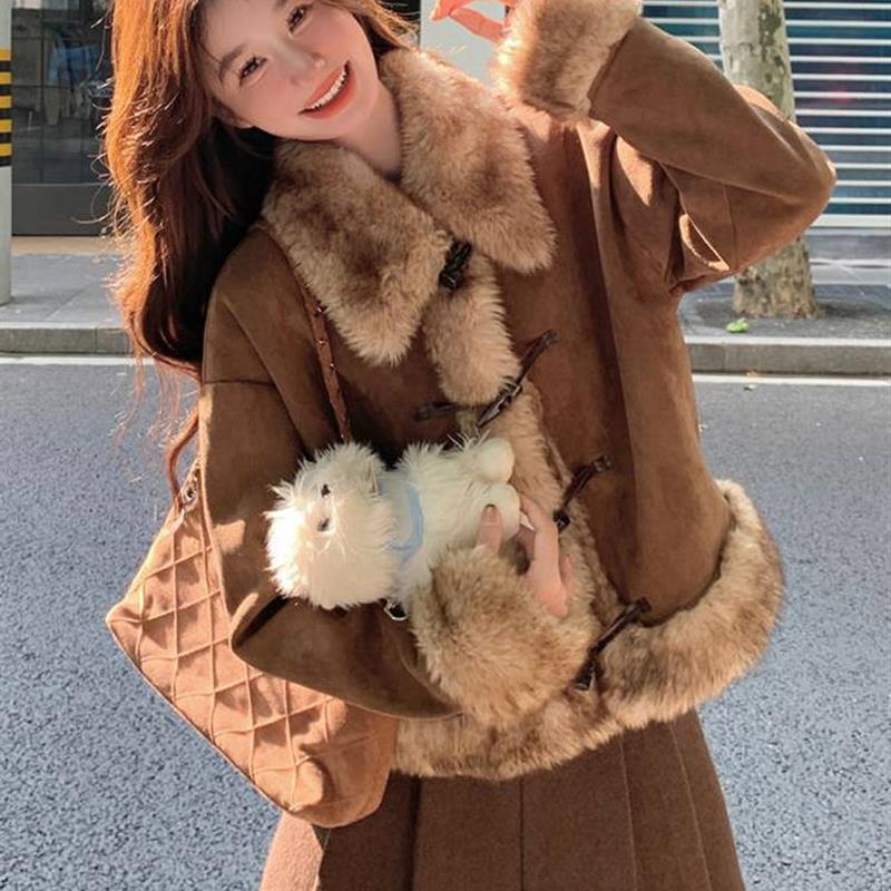 美拉德覆古羊羔毛领麂皮绒外套女冬季2025新款牛角扣加厚短款棉服