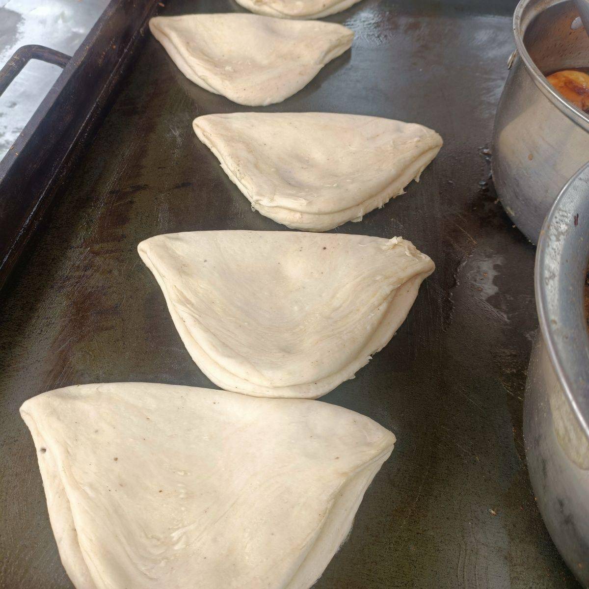 山西烧饼运城麻辣油酥烧饼纯手工三角饼炉烤饼子晋南饼子碳烤饼子