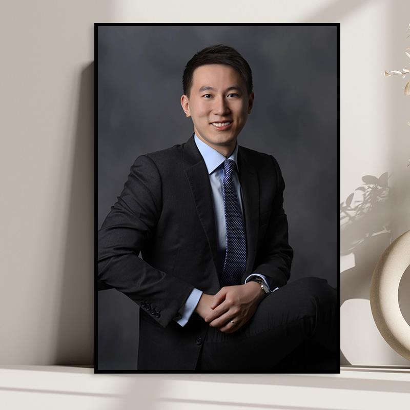 周受资海报 TikTok 首席执行官装饰画企业家名人励志画像书房挂画