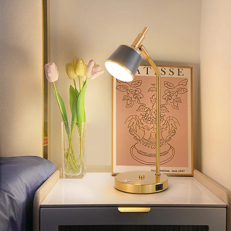 现代创意温馨轻奢新款高级感网红欧式调光充电工作卧室床头柜台灯