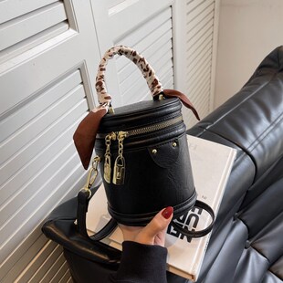 今年流行超火小众包包2024秋冬新款女包爆款圆筒斜挎包手提水桶包