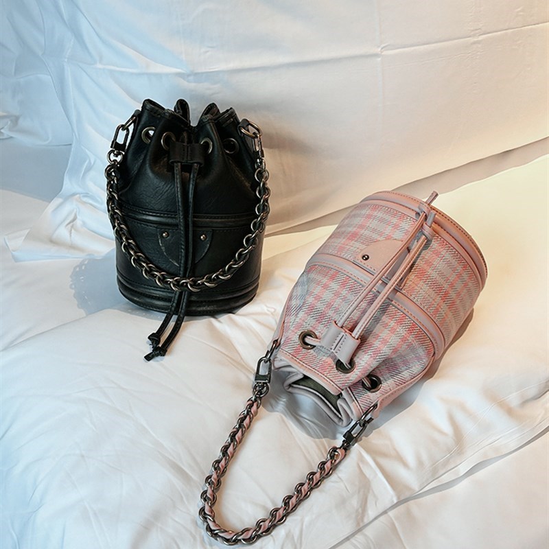 抽绳水桶包2024新款链条手提圆筒包小众设N计时尚少女单肩斜挎小