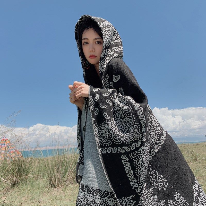 民族风披肩女士秋冬加厚保暖围巾青海西藏旅游斗篷式两用外搭披风