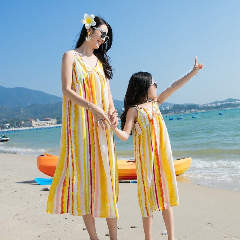 海边亲子装2024新款潮一家四口夏装全家庭母女裙洋气三口母子套装