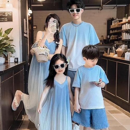 一家三口亲子装2024新款夏装度假风渐变T恤清新夏季碎花裙沙滩装