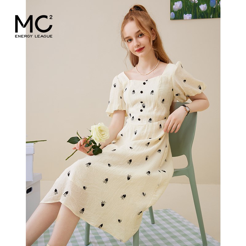 mc2方领收腰连衣裙女夏季新款法式绣花时尚显瘦气质小清新碎花裙