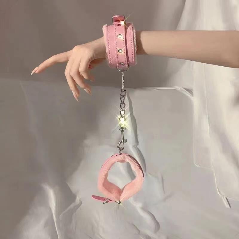 情侣趣味玩具皮革手铐脚铐PU材质拍照剧本杀游戏道具毛绒手扣脚镣