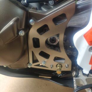 恒舰2冲MT250挂挡轴变速轴保护板 克维斯华洋小飞盖链条盖小牙盘