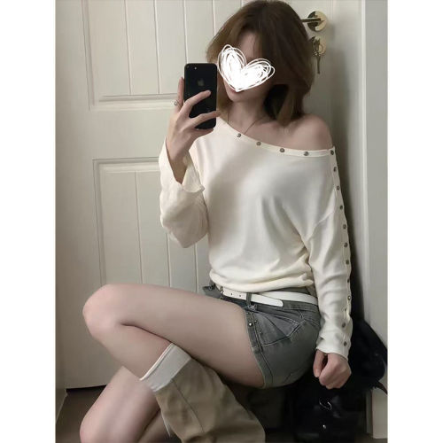 纽扣斜肩长袖t恤辣妹露肩上衣女