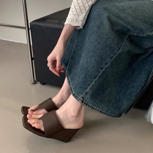 绝绝子设计高跟拖鞋女款夏天可外穿2025款坡跟厚底方头夹脚人字拖