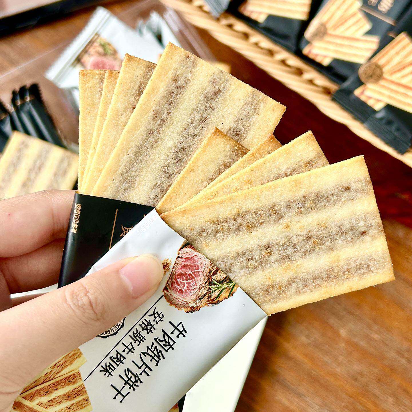 挖到宝了~金枪鱼纸片黄油芥末味薄脆牛肉纸片安格斯风味饼干零食