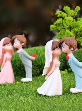 情侣小公仔新郎新娘亲嘴人偶模型摆件盲盒微景观桌面蛋糕装饰礼物