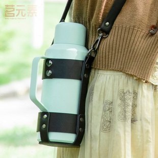 素簡約斜挎保溫杯套620ml杯帶通用手提水杯套防摔背帶保護套 茗元
