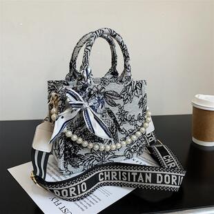 推荐油画风手提包女帆布包包2025新款大容量硬底立体手提袋通勤托