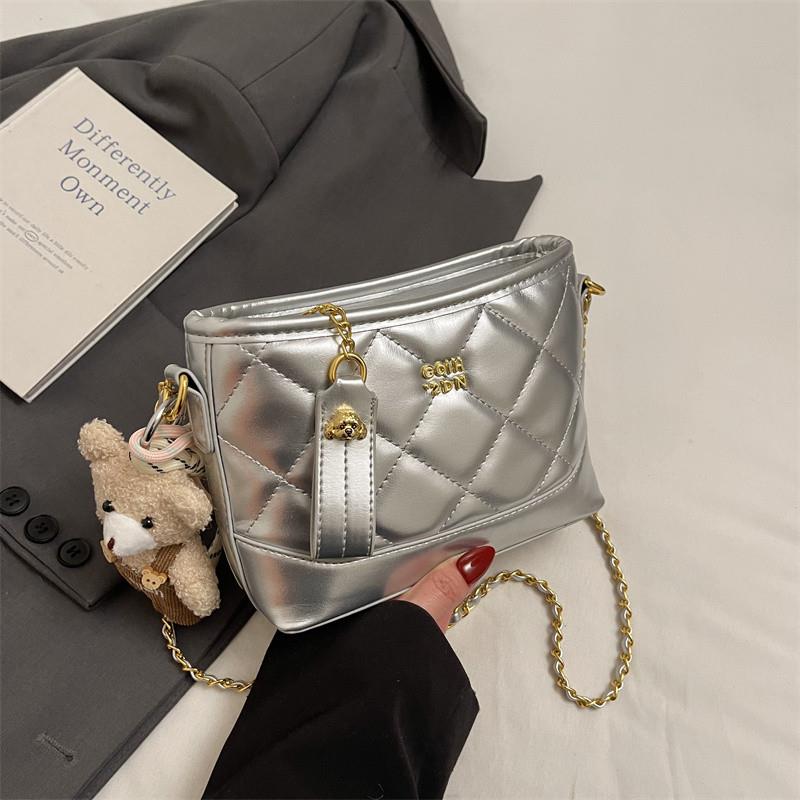 推荐高级感菱格水桶包女20