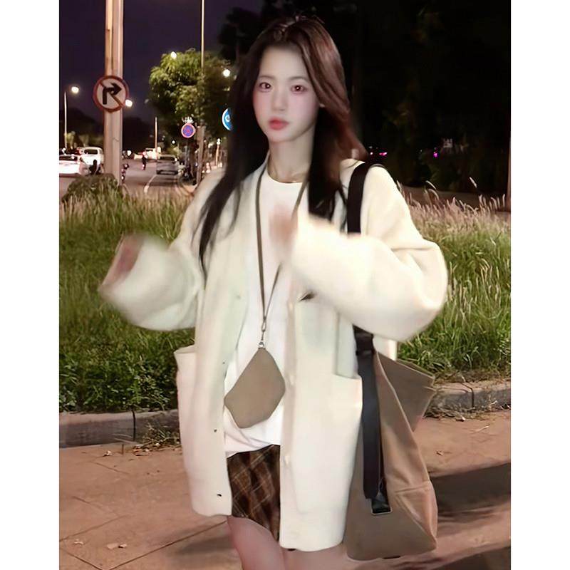 推荐软糯米白色v领针织开衫女秋冬宽松慵懒风气质外搭加厚毛衣外