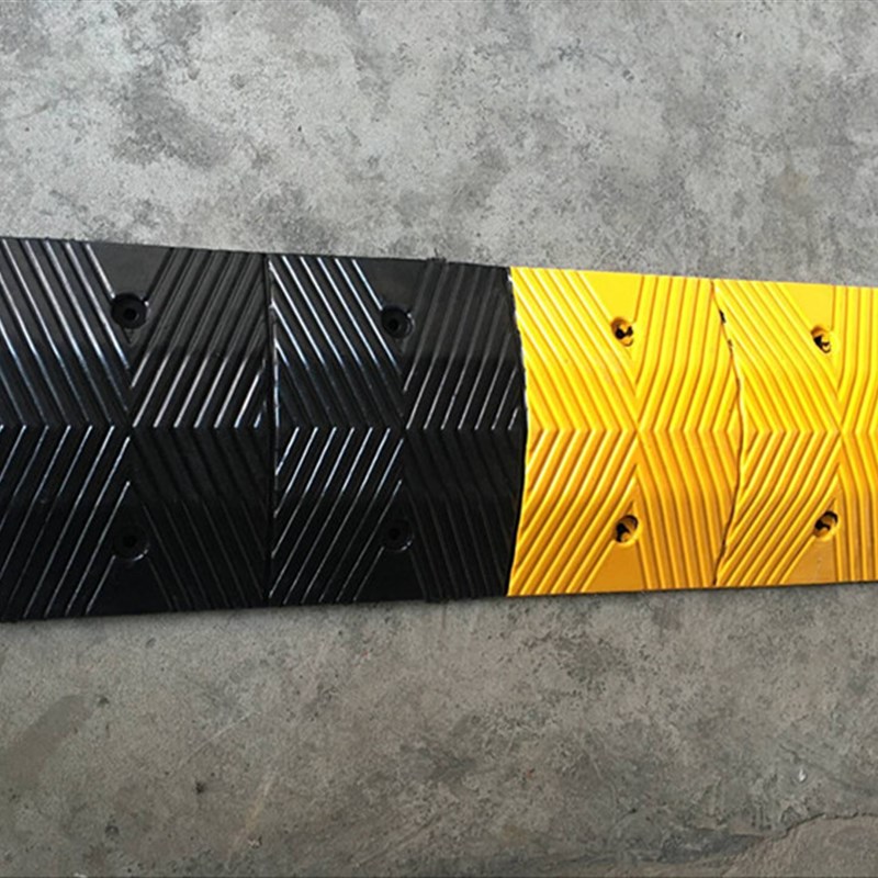 优质橡胶减速带减速垄车辆减速块缓冲减速带交通设施 送安装钉子