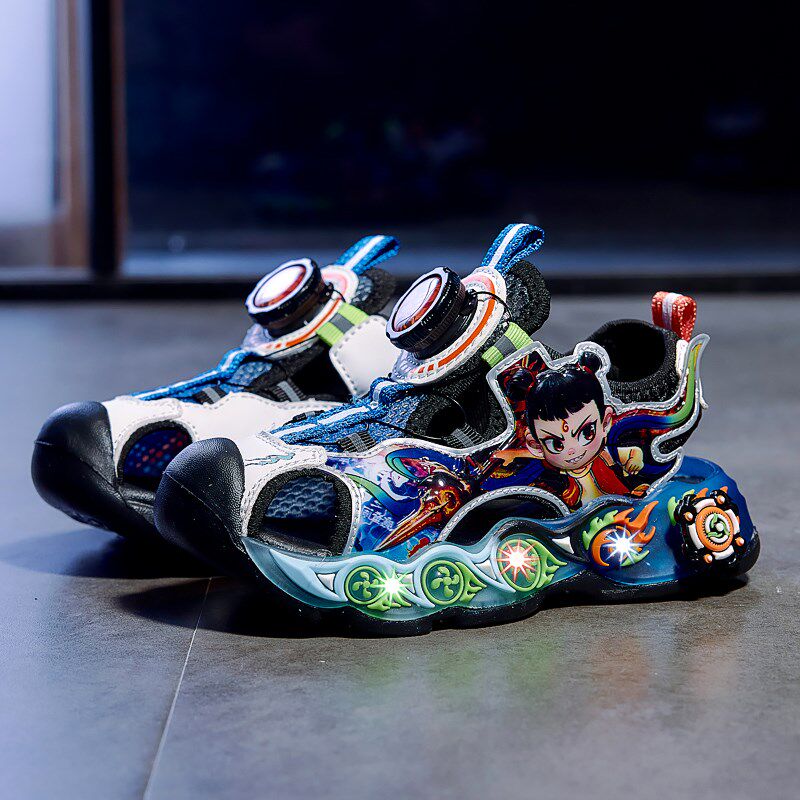 防踢男童凉鞋闪灯哪吒包头凉鞋男孩纽扣鞋夏季2025新款男宝亮灯鞋