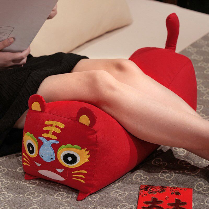 国潮老虎抱枕女生睡觉床上娃y娃毛绒玩具靠垫红色喜庆新年礼物