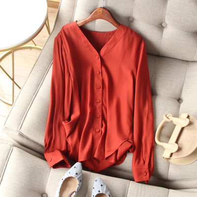 击退倦容!敲显白火炉红 V领长袖斜纹包扣小宽松垂感人造丝衬衫秋