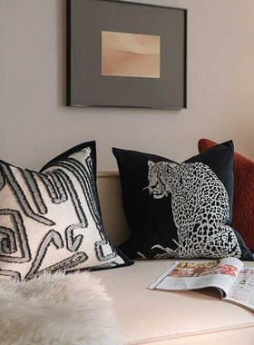 LING现代轻奢客厅沙发抱枕绒布绣花金钱豹黑色靠垫样板房床头靠枕