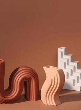 样板房售楼处桌面书房装饰几何s形陶瓷建筑酒柜格纹书房软装饰