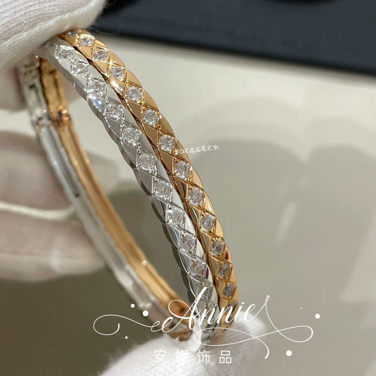 小香风coco菱格纹手镯女镀18k黄铂玫瑰金满钻窄版宽版开口高级感
