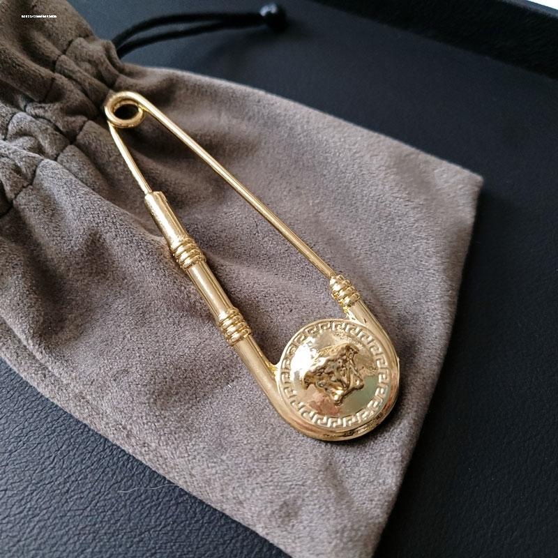欧美复古做旧磨砂金回纹胸针女百