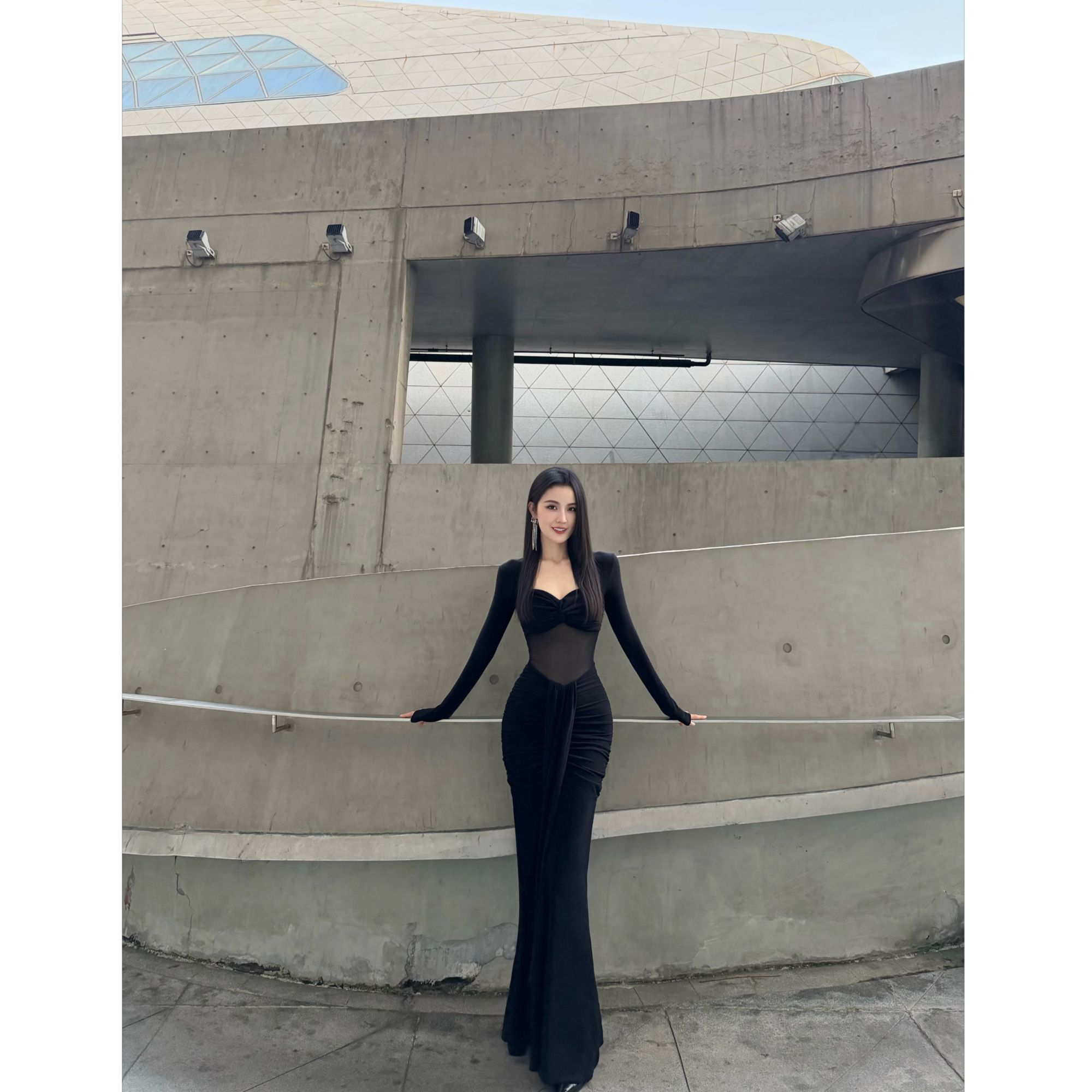 丽丝羊绒拼接网纱丰胯连衣裙