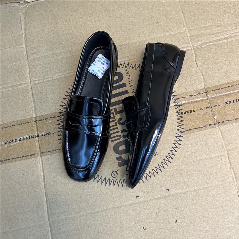 新品~软漆皮黑色女士平底中口轻便春夏款~L质量好~显瘦乐福鞋~单