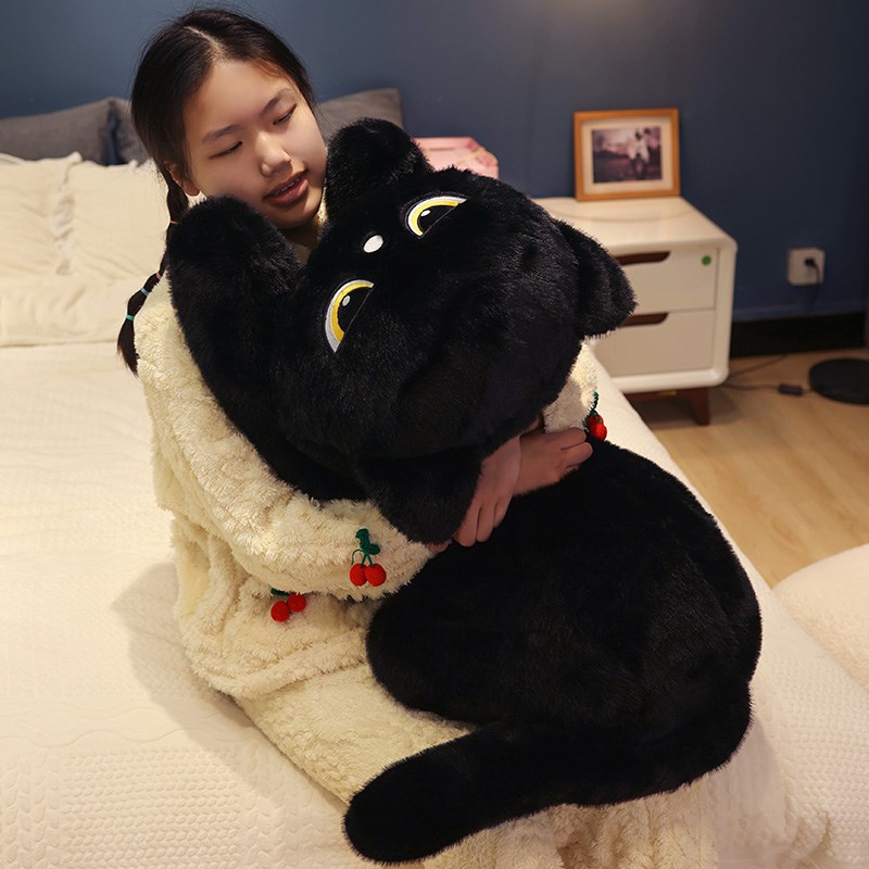 可爱黑色猫咪玩偶睡觉抱枕女生长条毛绒玩具趴布娃娃小猫公仔礼物