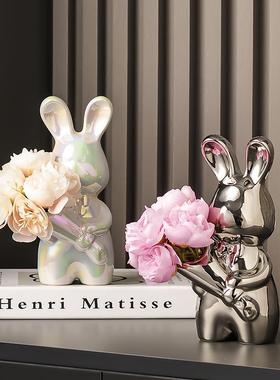 情绪稳定手捧兔子花瓶小摆件客厅酒柜玄关电视柜高级感插花装饰品