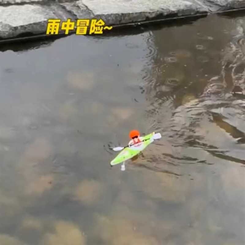2.4G高速遥控龙舟船带灯光翻转下水迷你电动大马力水上玩具船打窝