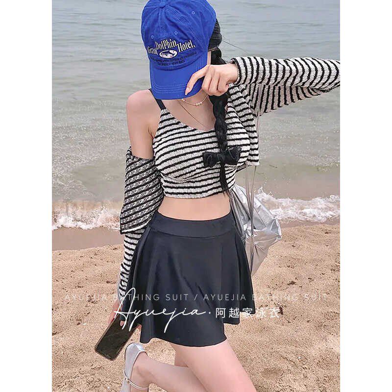 游泳衣分体三件套2025新款爆款长袖少女裙式学生度假显瘦泡温泉