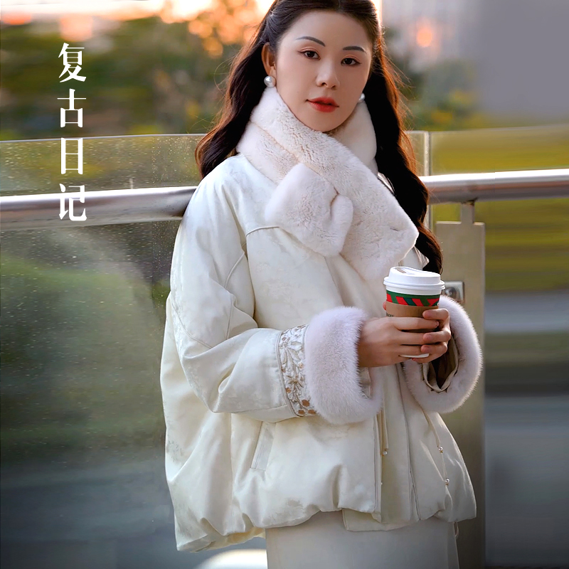 复古日记“群玉山”桑蚕丝提花中式交领盘长如意扣鹅绒服2EHR537