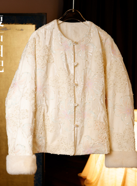 复古日记“春涧雪”100桑蚕丝满绣贝壳珠光丝绒水貂鹅绒服2EHR559