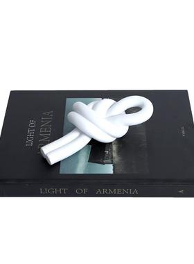 现代样板房售楼部抽象白色绳结摆件抽象几何扭曲打结玄关装饰