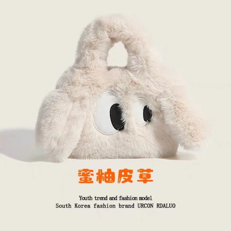 高级感化妆包容量大可爱风格学生百搭出去玩包包女斜挎包毛绒包包