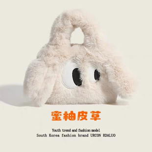 高级感化妆包容量大可爱风格学生百搭出去玩包包女斜挎包毛绒包包