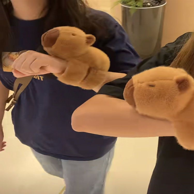 卡皮巴拉水豚玩偶手腕啪啪圈毛绒玩具儿童生日礼物节日女孩送礼