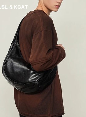 CavlslKcat复古斜挎包男士大容量饺子包休闲牛角包日常通勤单肩包