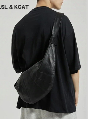 CAVLSLKCAT斜挎包男士日常通勤百搭单肩包法式牛角包小众软皮胸包